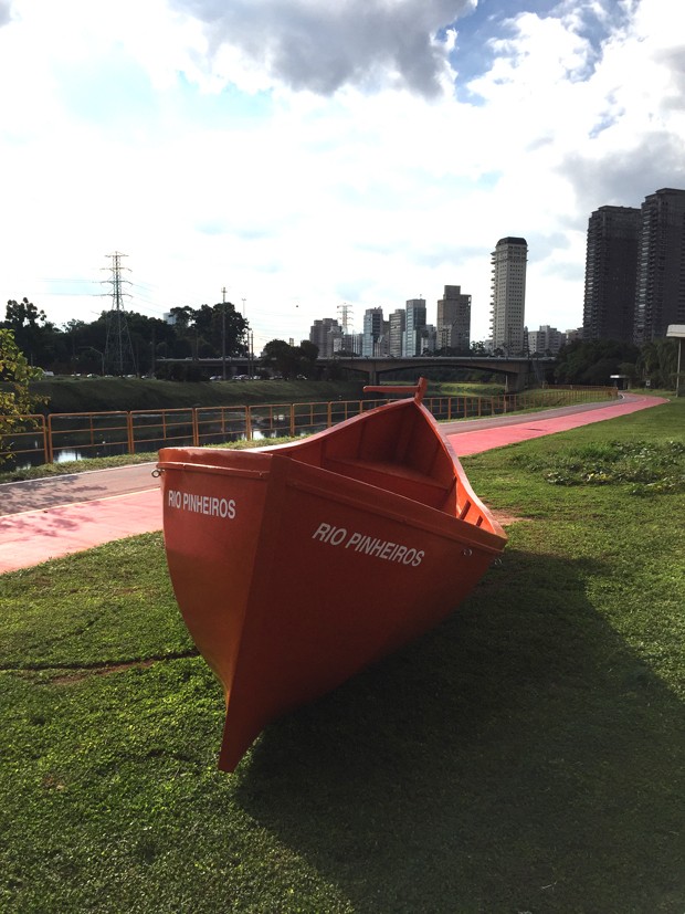 Artista instala barco na margem do Rio Pinheiros como crítica à poluição (Foto: Eduardo Srur) Artista instala barco na margem do Rio Pinheiros como crítica à poluição (Foto: Eduardo Srur)