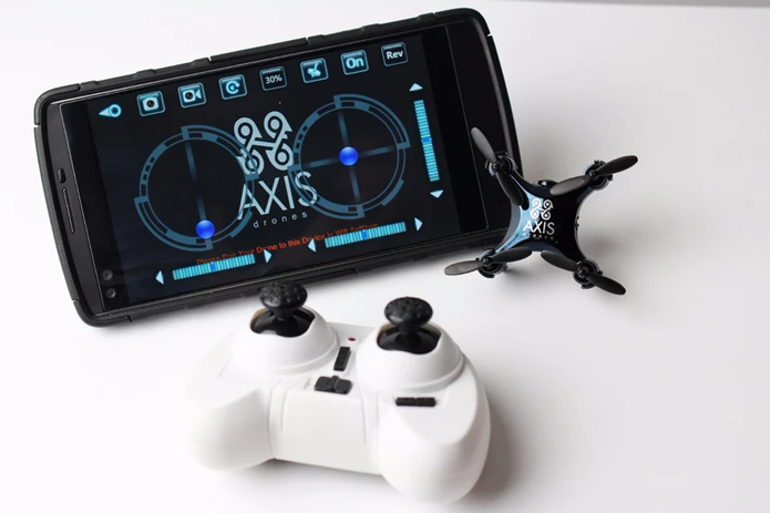 Controle remoto que acompanha o produto chega a ser maior do que o drone em si (Foto: Divulgação/Axis Drones)