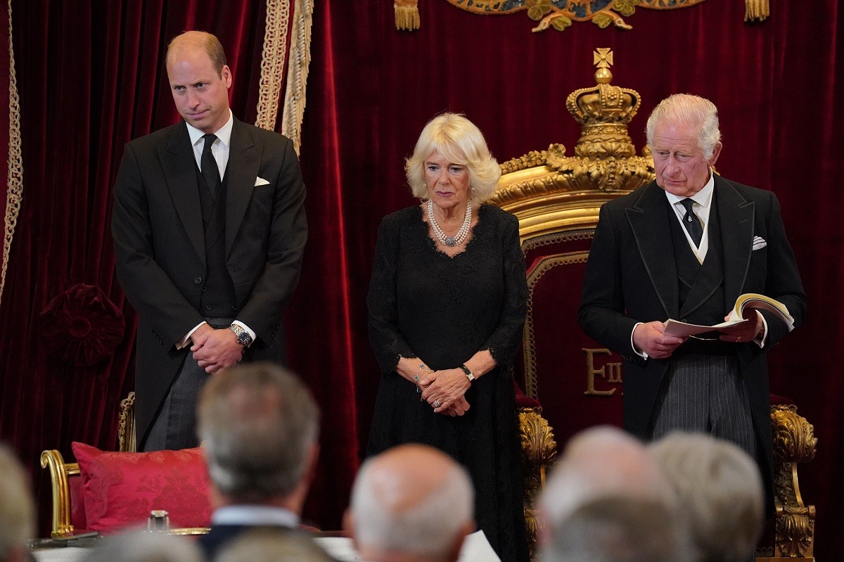 O príncipe William, a rainha consorte Camilla e rei Charles III durante o Conselho de Adesão no Palácio de St James, em Londres (Foto: Getty Images)