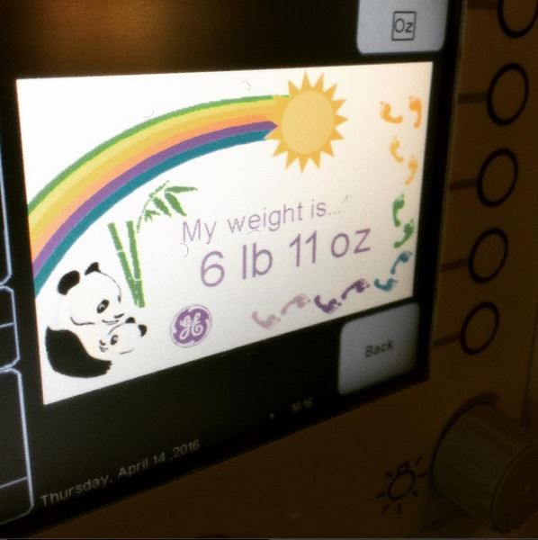 Chrissy Teigen e John Legend revelaram que a filhota já nasceu - e é muito saudável! (Foto: Instagram/Reprodução)