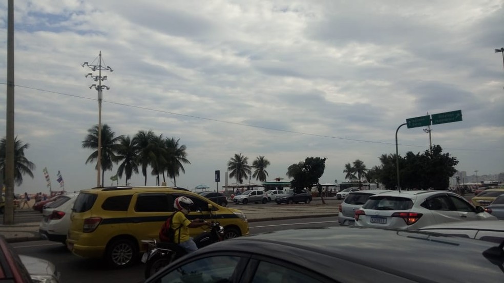 Em Copacabana, o céu azul da manhã deu lugar a nuvens pesadas à tarde  — Foto: Cristina Boeckel/ G1 Rio 