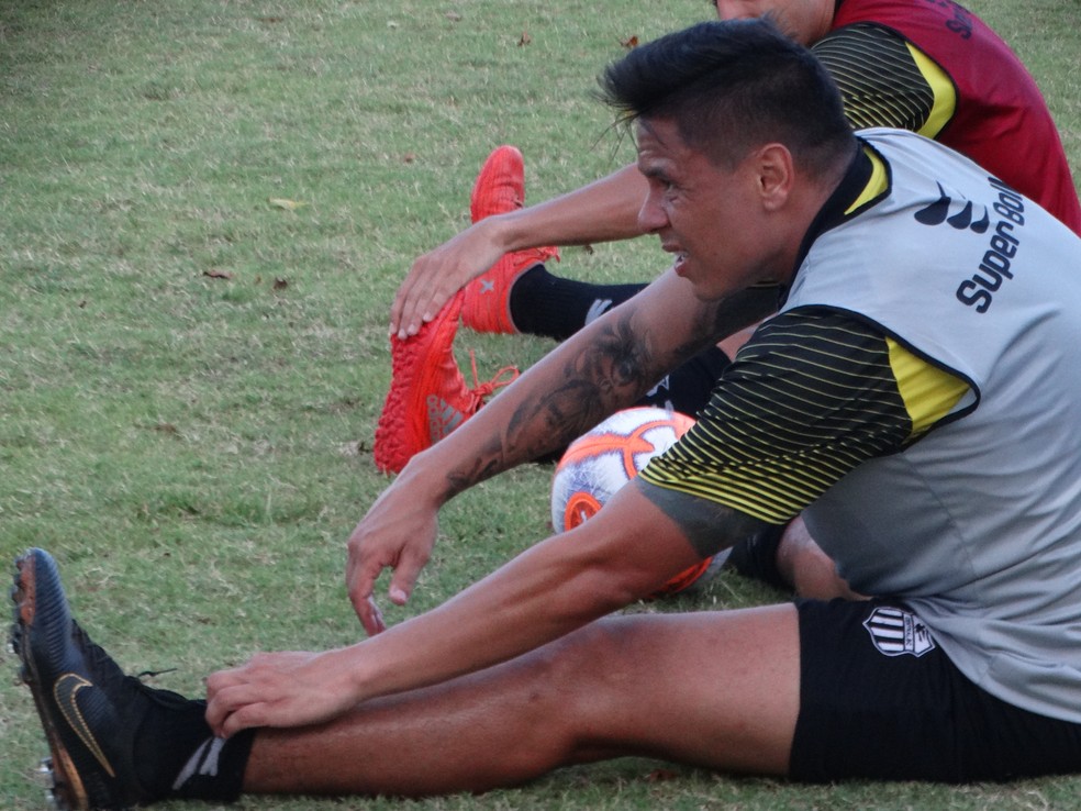 Renan Teixeira durante treino na pré-temporada do Central — Foto: Mavian Barbosa / GloboEsporte.com