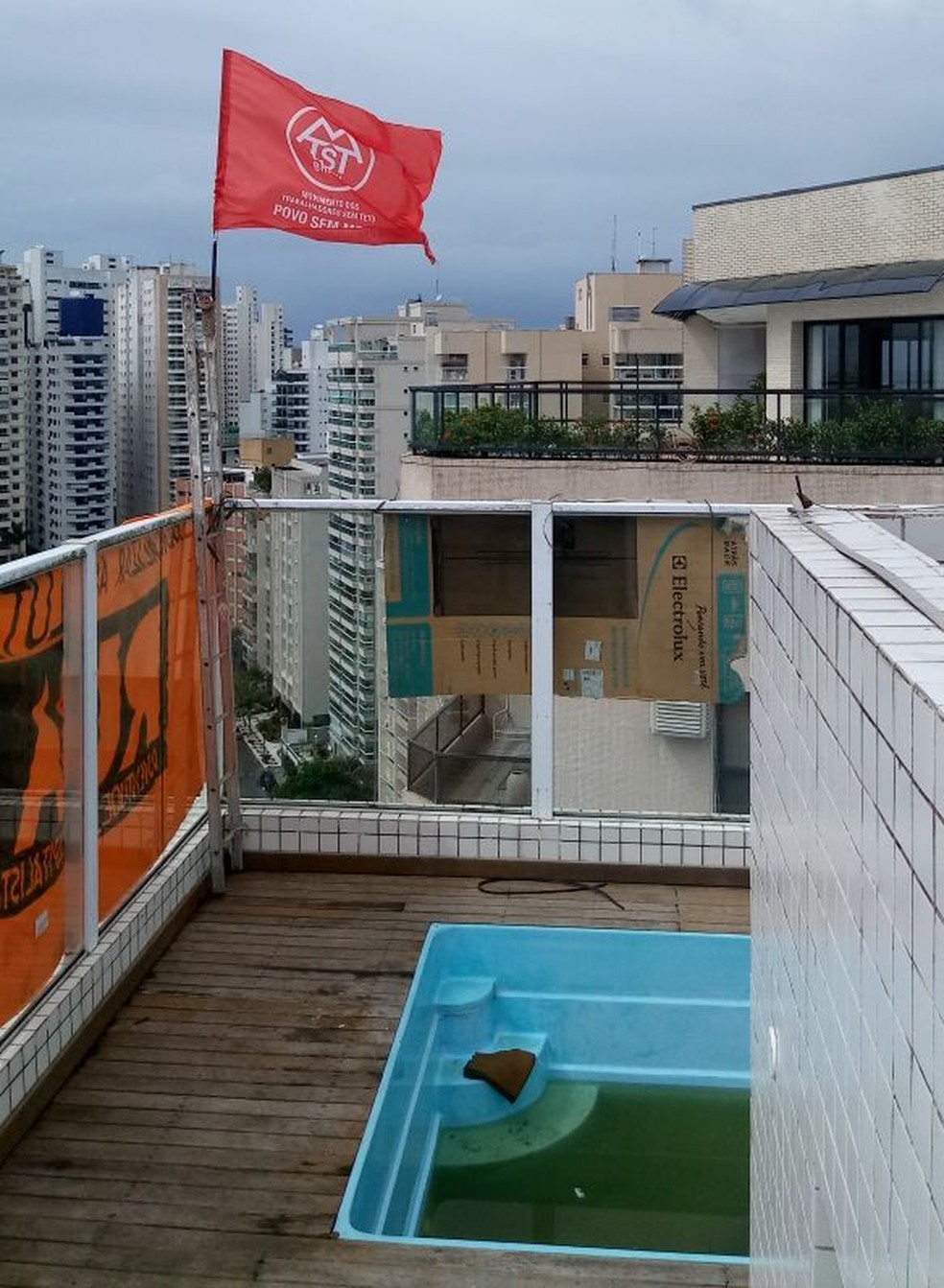 Foram colocadas bandeiras e faixas do lado de fora do triplex atribuído a Lula, em Guarujá, SP (Foto: Divulgação/MTST)