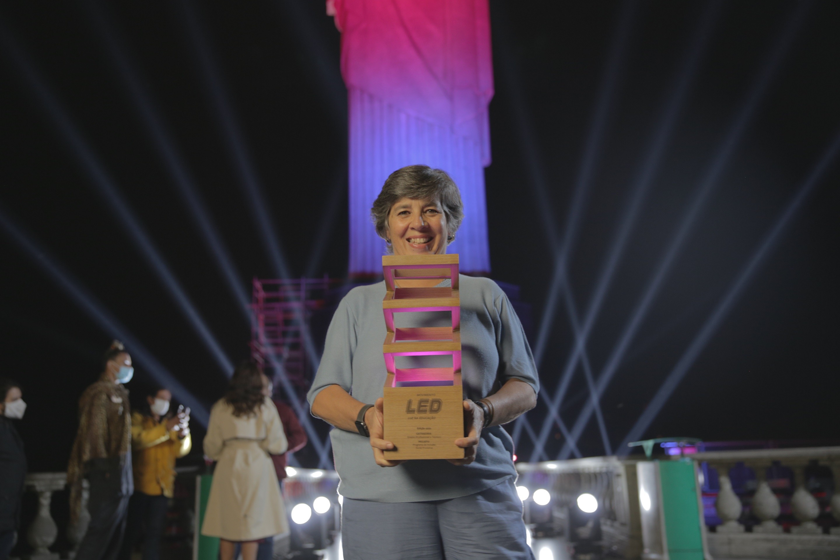 Clarice Linhares, do ‘Programa de Inclusão Social Produtiva’, recebe prêmio no ‘Especial LED Luz na Educação’ (Foto: Laís Dantas)
