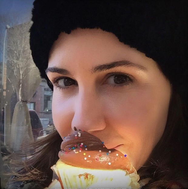 Guilhermina Guinle devora doce durante passeio por Nova York (Foto: Reprodução Instagram)