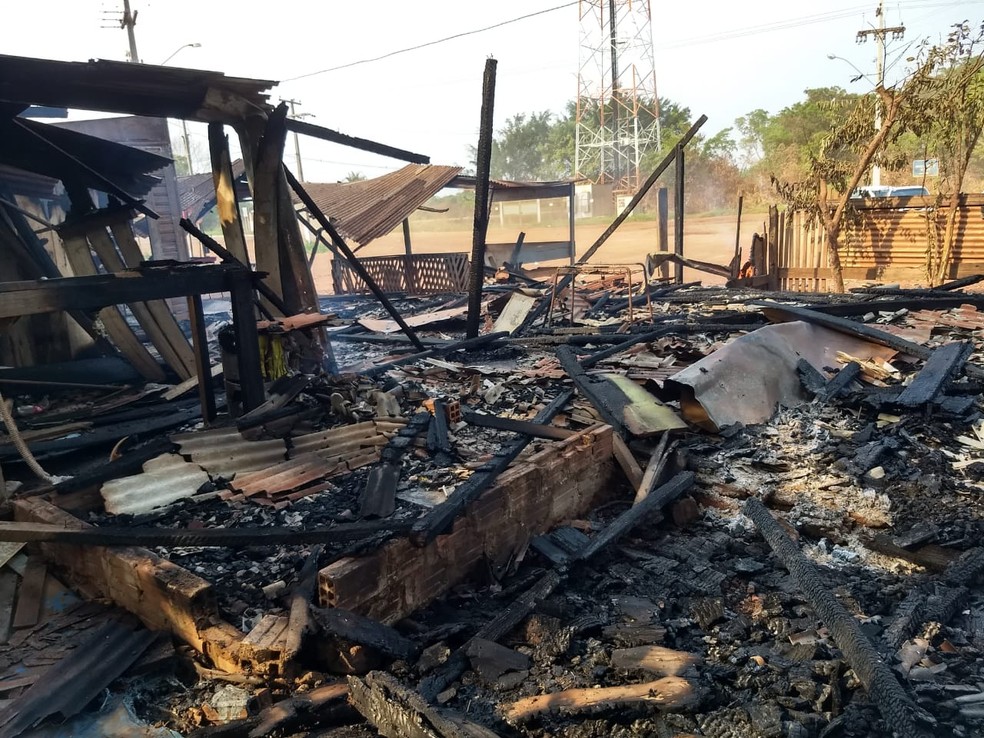 Incêndio destruiu quase todo o bar na Vila Princesa — Foto: Diêgo Holanda/G1