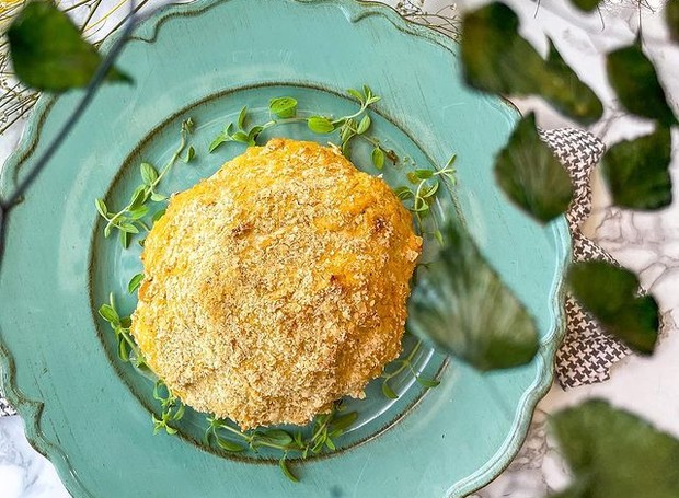 Na receita de couve-flor de forno recheada, a hortaliça precisa ser cozida em água quente por sete minutos (Foto: Reprodução / Instagram / @chefcabotelho)