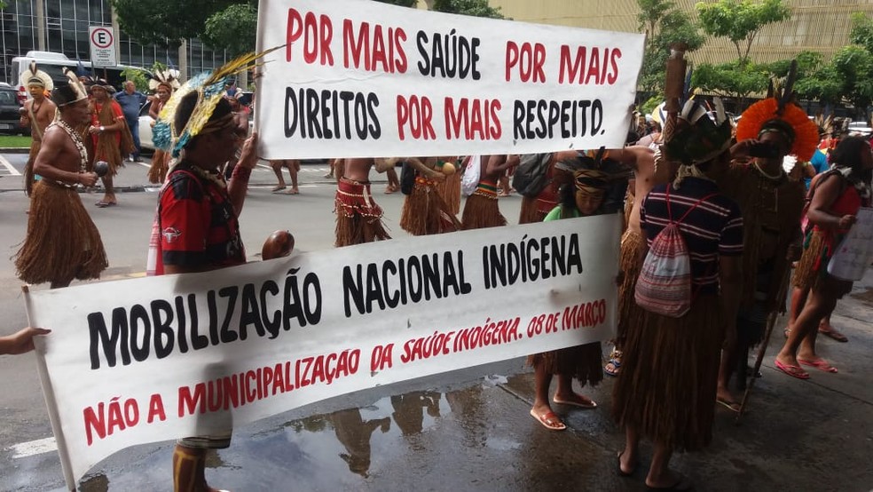 Indígenas cobrando 'mais saúde' em frente a ministério — Foto: Reprodução/PMDF
