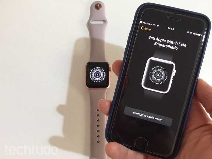 Com o Bluetooth ativo e aplicativo baixado, use a câmera traseira do iPhone para emparelhar o relógio inteligente (Foto: Victor Teixeira/TechTudo)