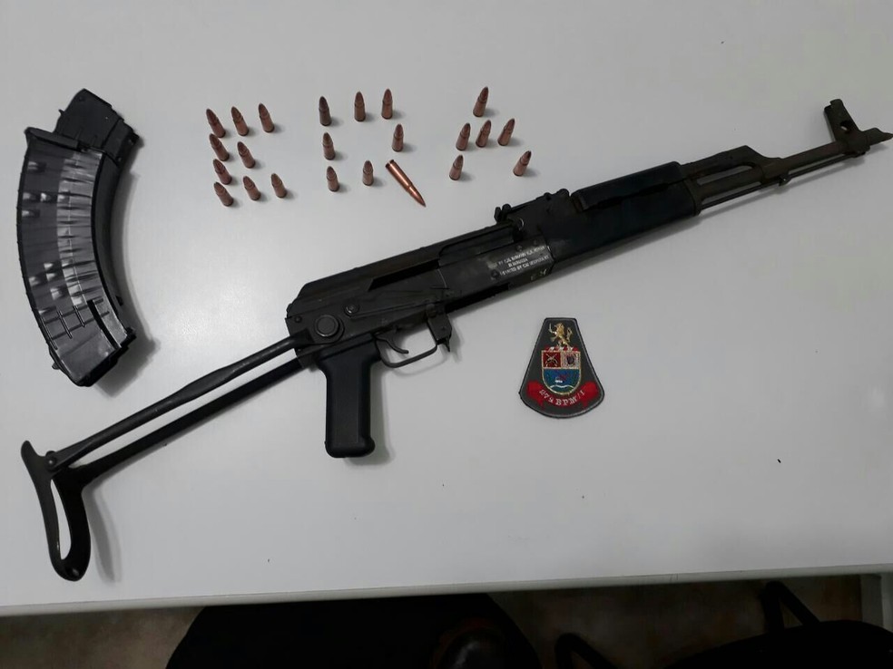 Fuzil e munição foram encontrados dentro do carro dos suspeitos em Jaú  (Foto: Polícia Militar / Divulgação )