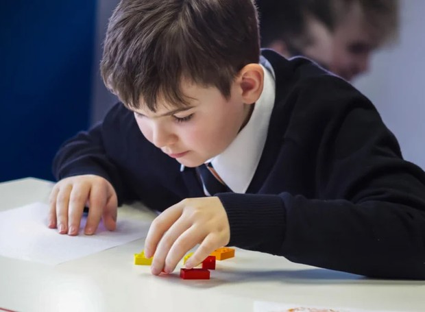 As pecinhas surgem com alternativa para ensinar o alfabeto em Braille não só para cegos, mas para crianças com visão normal. É uma forma de otimizar o aprendizado da língua, que é muito pouco conhecida e utilizada ao redor do mundo (Foto: Lego/ Reprodução)