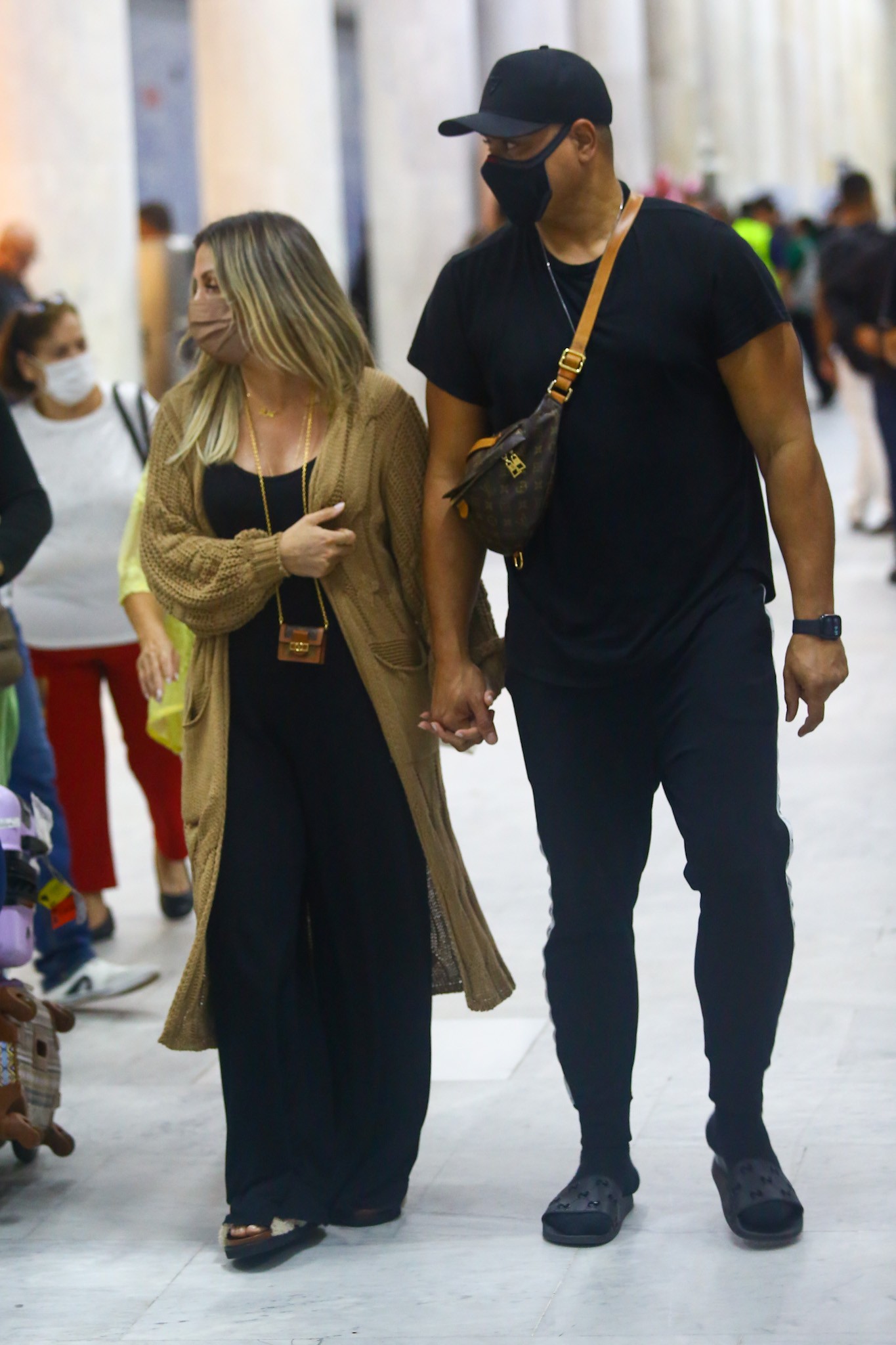 Carla Perez e Xanddy em aeroporto do Rio de Janeiro (Foto: Vitor Pereira/AgNews)