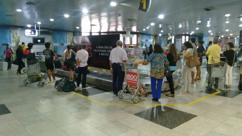 Passageiros aguardam liberaÃ§Ã£o de bagagens apÃ³s voos serem suspensos (Foto: ReproduÃ§Ã£o/WhatsApp)