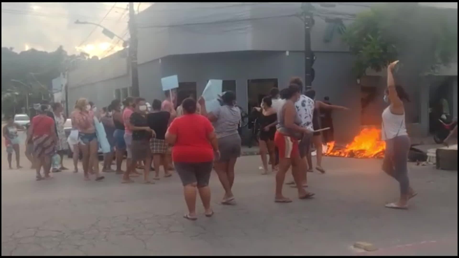 Protesto interdita avenida e complica trânsito no bairro da Várzea, na Zona Oeste do Recife