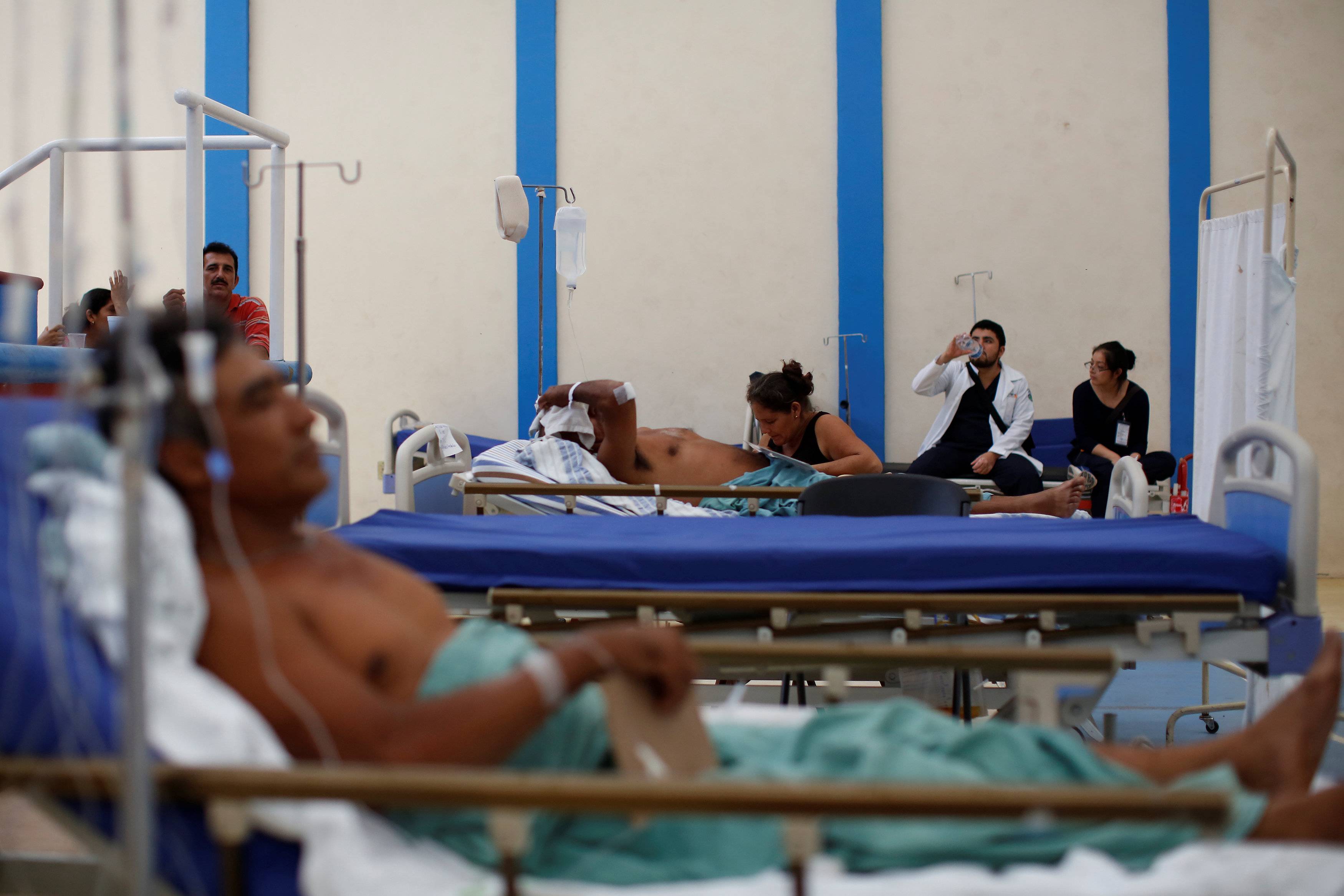 Feridos pelo terremoto são atendidos em quadra de basquete improvisada como hospital de emergência