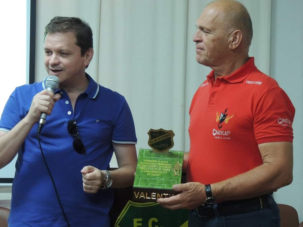 Valentim, ex-goleiro do XV de Jaú, sendo homenageado pelo clube  — Foto: Divulgação/XV de Jaú