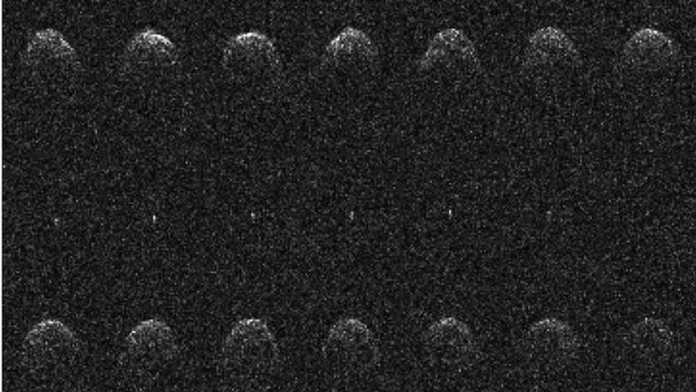 Catorze imagens sequenciais de radar Arecibo do asteróide próximo à Terra (65803) Didymos e sua lua, tiradas em 23, 24 e 26 de novembro de 2003 — Foto: Nasa