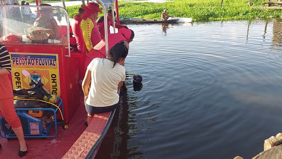 Mergulhadores buscam por menino. — Foto: Rede Amazônica