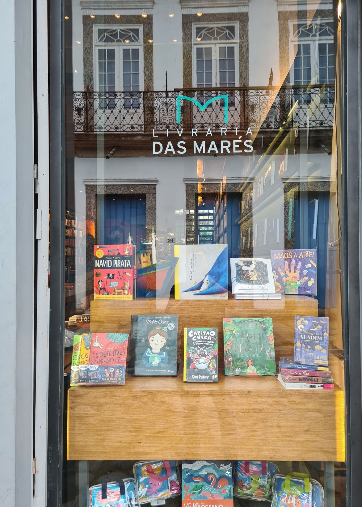 Retrato da fachada da Livraria das Marés, com o reflexo do Centro Histórico de Paraty (MG) (Foto: @marcelooseas)
