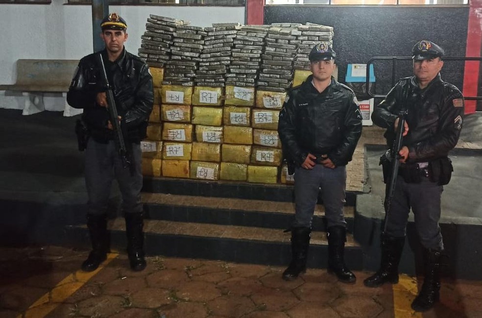 Os quase 1,5 mil tijolos da droga foram localizados em carro abandonado em Bofete  — Foto: Polícia Rodoviária / Divulgação