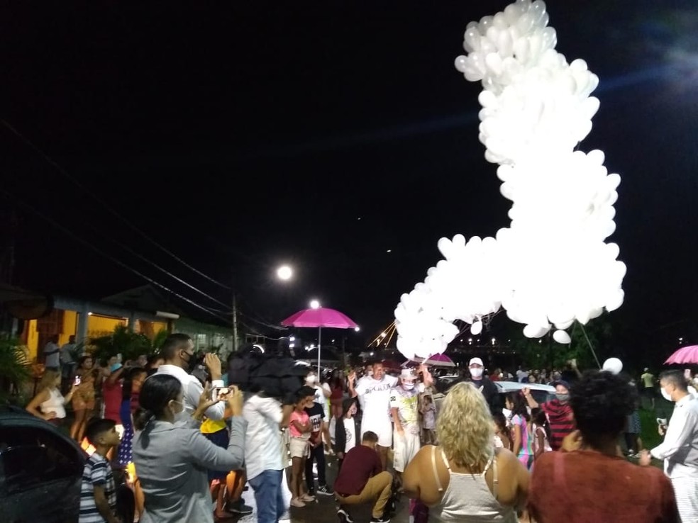 Comunidade se reuniu no bairro da Base, em Rio Branco — Foto: Alcinete Gadelha/G1