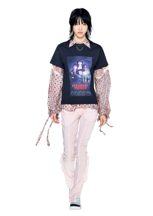 Camiseta com estampa do seriado Stranger Things, em desfile da Louis Vuitton. (Foto: Divulgação)