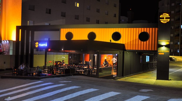 Os sócios levaram o conceito de drive-thru também para a culinária japonesa, com faturamento mensal de R$ 260 mil (Foto: Divulgação)