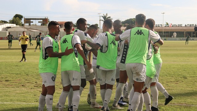 Azulinos comemoram gol de Gedoz