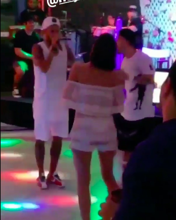Neymar canta para Bruna Marquezine em festa (Foto: Reprodução/Instagram)