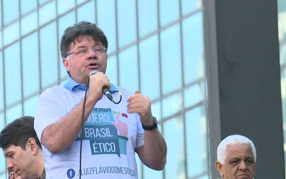 Humorista Marcelo Madureira, do Casseta e Planeta, discursa na Paulista contra a corrupção (Foto: Reprodução/TV Globo)