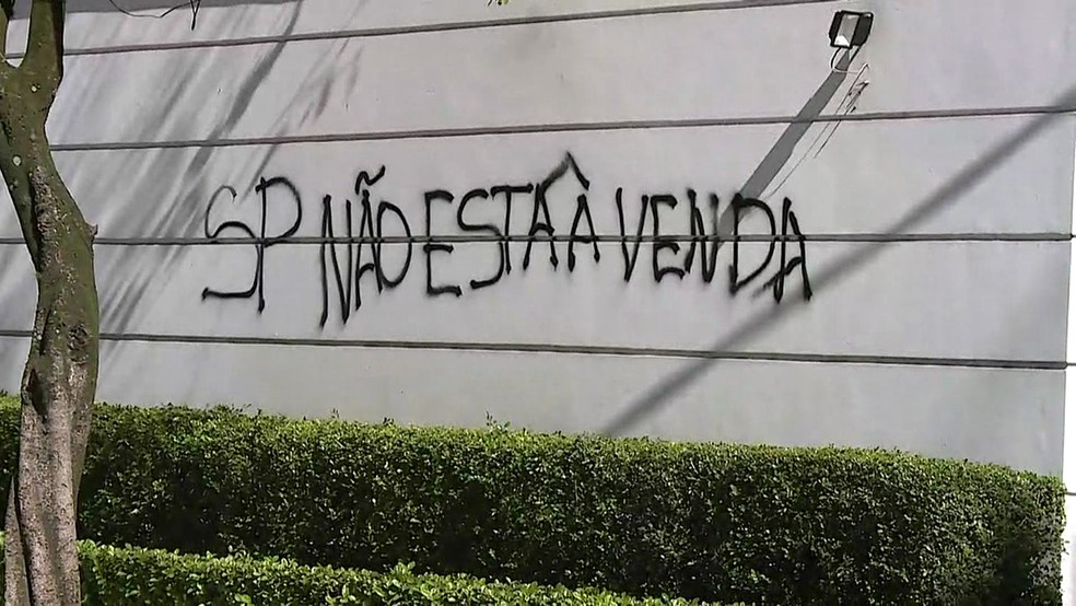 Pichação na casa do prefeito João Doria, no Jardim Europa. (Foto: Reprodução/TV Globo)