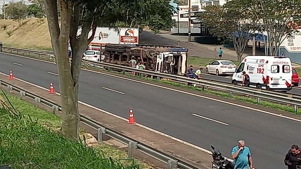 Caminhão tombou na Rodovia Raposo Tavares, em Presidente Prudente (SP) — Foto: Rosa Santos