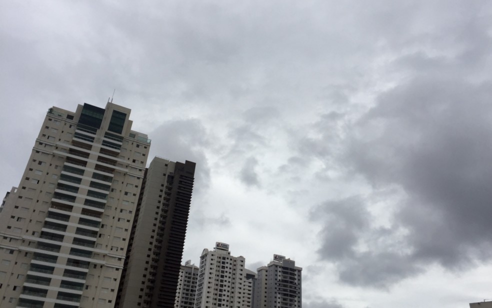 Céu nublado impede goianos de assistirem ao eclipse solar em Goiânia, Goiás (Foto: Murillo Velasco/G1)