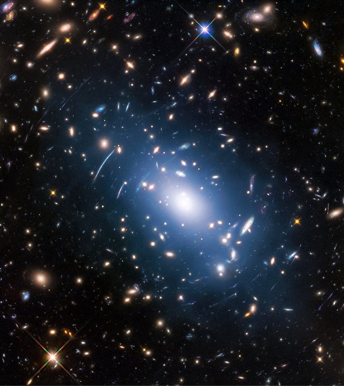 Luz interna no aglomerado de galáxias Abell S1063 (Foto: NASA, ESA, and M. Montes (University of New South Wales, Sydney, Australia))