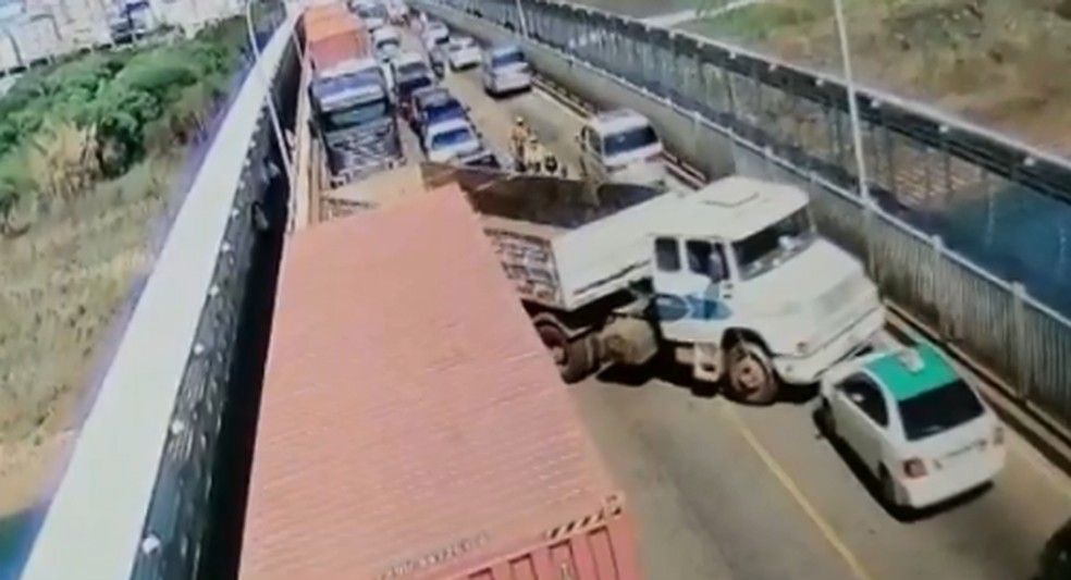 Motorista de caminhão passa mal, e mototaxista assume a direção na Ponte da Amizade para buscar socorro — Foto: Reprodução RPC
