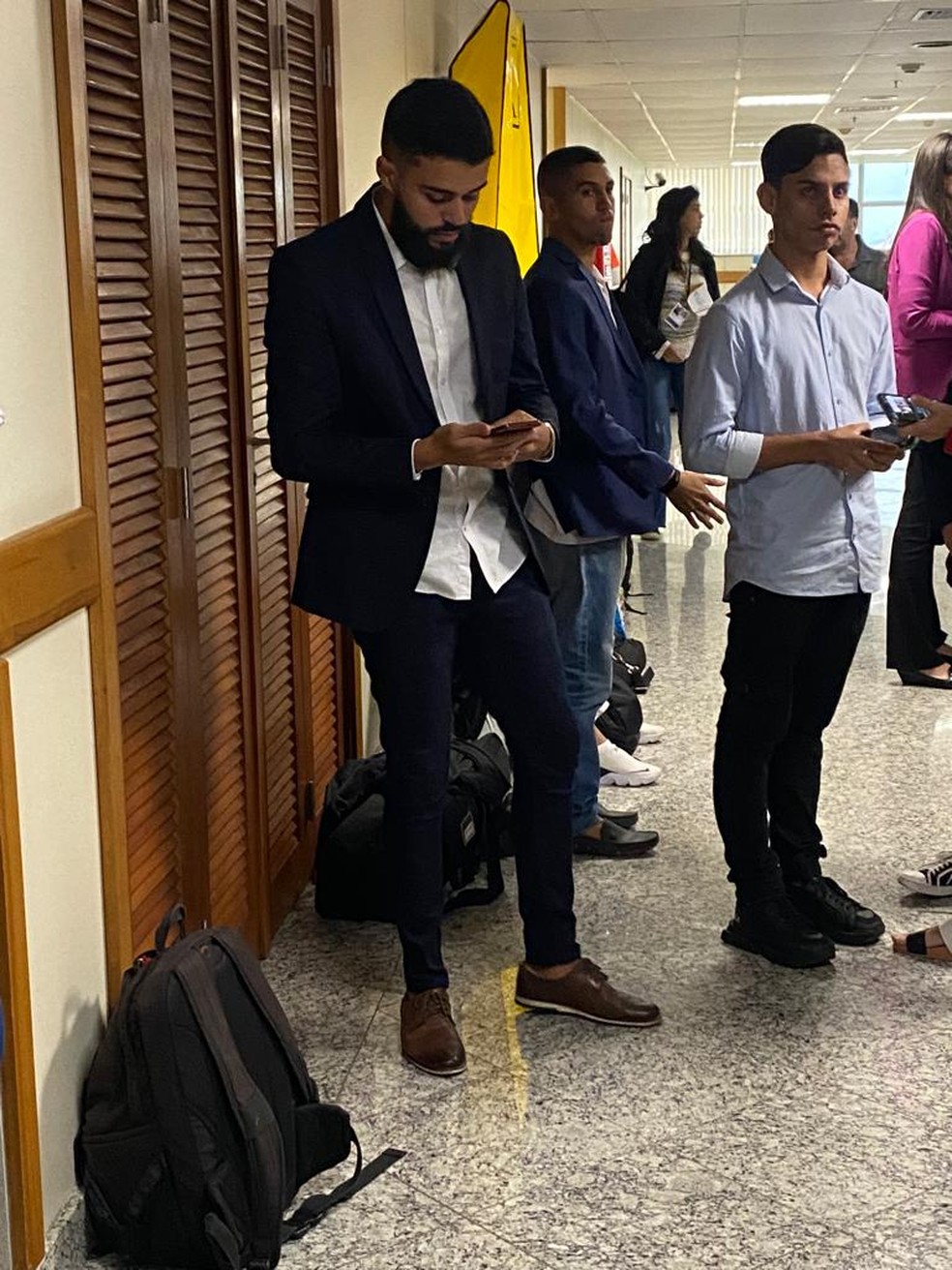 O namorado de Flordelis, o produtor musical Allan Soares (à esquerda), no tribunal para acompanhar o julgamento da pastora — Foto: Carolina Heringer/Agência O Globo