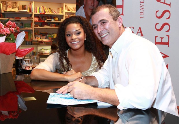 Juliana Alves e o autor (Foto: Clayton Militão/Foto Rio News)