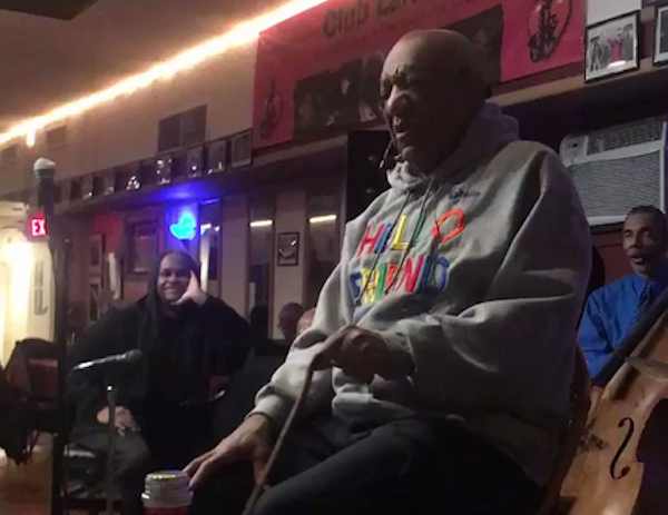 O comediante Bill Cosby durante seu mais recente show de stand up (Foto: Twitter)