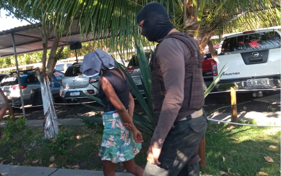 Pol&iacute;cia cumpre mandados na Bahia contra grupo investigado por tr&aacute;fico de drogas e roubos a bancos &mdash; Foto: Cid Vaz/TV Bahia