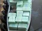 Policiais apreendem barco carregado com cigarros contrabandeados