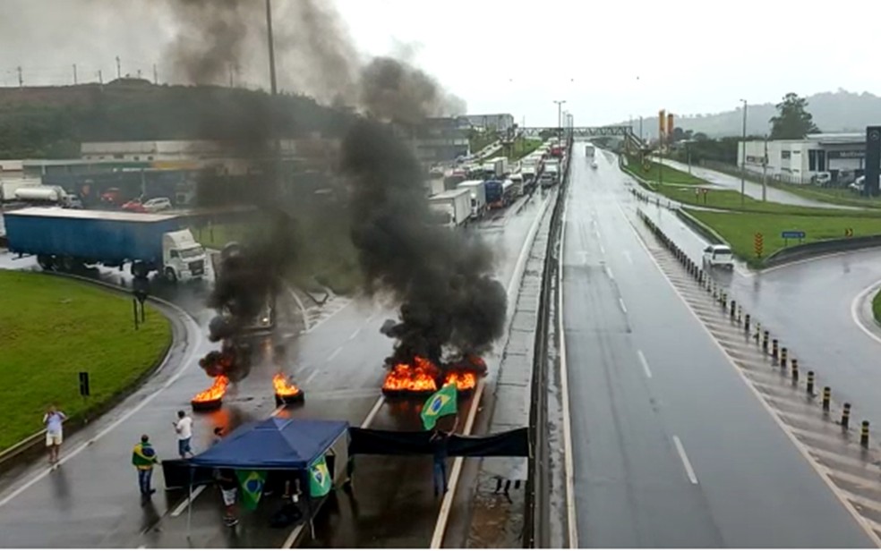 Manifestantes fazem protesto e queimam pneus na Fernão Dias, em Pouso Alegre — Foto: Reprodução Redes Sociais