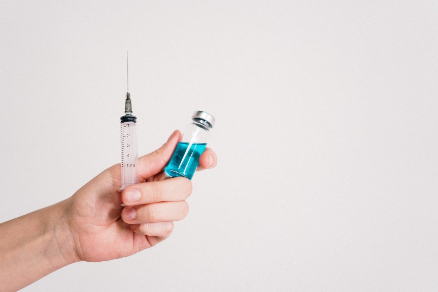 Mesmo vacinada, a pessoa imunizada corre o risco de transmitir a doença para terceiros (Foto: Pexels / cottonbro / CreativeCommons)