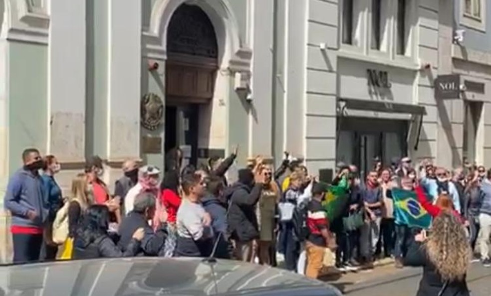 Brasileiros protestaram em frente a embaixada brasileira em Lisboa. Eles não conseguem retornar ao Brasil — Foto: Cedida
