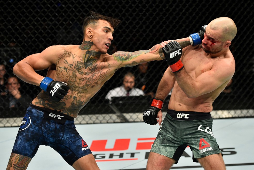 Andre Fili ataca Artem Lobov durante a sua luta no UFC Polônia (Foto: Getty Images)