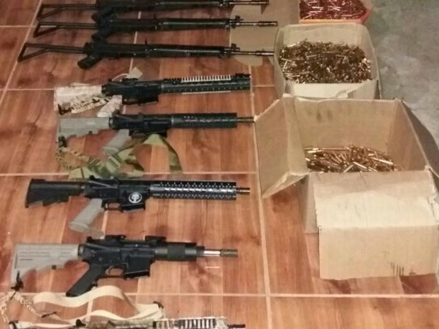 PRF apreende arsenal de guerra com dezenas de armas no Rio