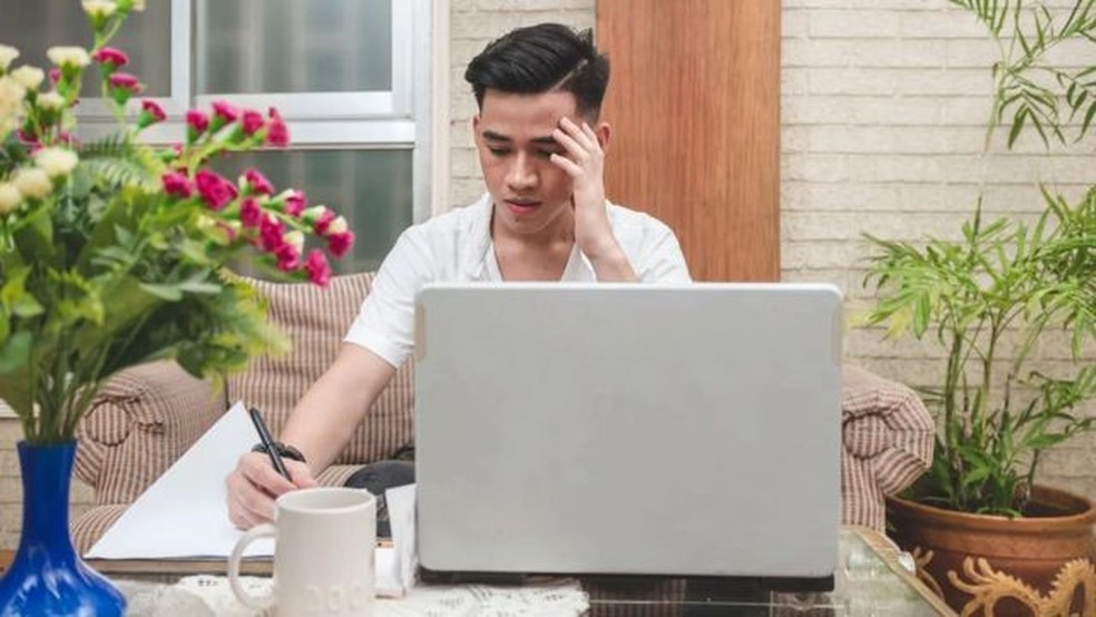 Especialistas afirmam que, sem a interação presencial, jovens da geração Z não estão recebendo indicações sutis que poderiam ajudá-los no trabalho — Foto: GETTY IMAGES via BBC