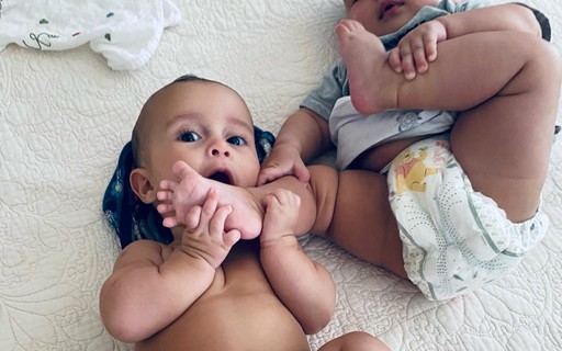 Nanda Costa posta cliques fofos de Kim e Tiê, suas gêmeas de 5 meses