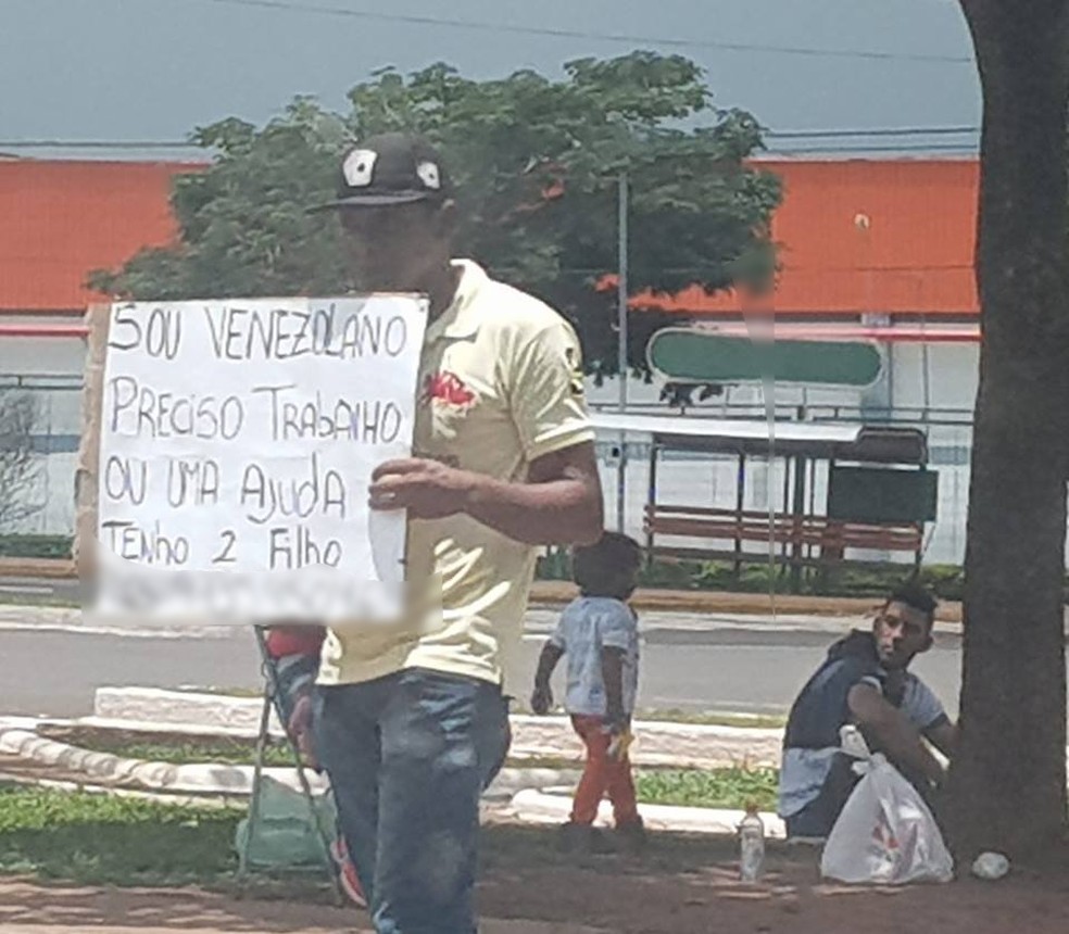 Venezuelano vai a semÃ¡foro pedir trabalho para comprar comida para esposa e dois filhos, em Campo Grande. â Foto: Keila Flores