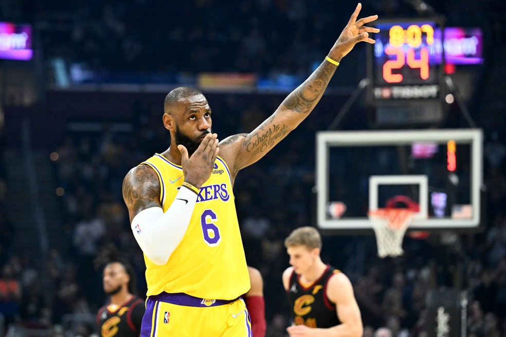 LeBron James acena para a torcida dos Cavaliers — Foto: Jason Miller/Getty Images