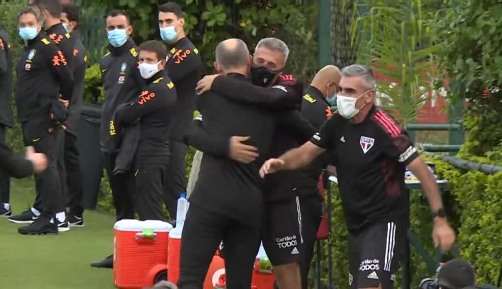 Crespo e Taffarel se abraçam durante treino da Seleção — Foto: Reprodução / CBF TV
